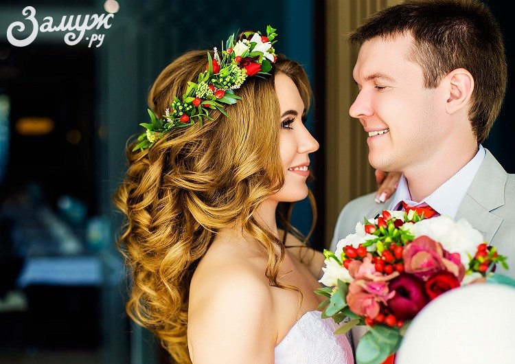 Свадебные причёски на длинные волосы — с цветами