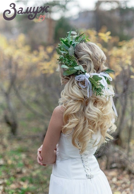 Свадебные причёски на длинные волосы — с цветами